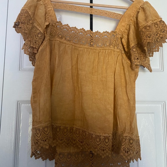 dark yellow cutesy top with lacey look - Picture 2 of 3
